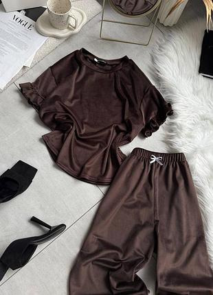 Шоколадна велюрова піжама з рюшами