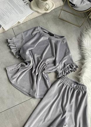 Серая велюровая пижама с рюшами