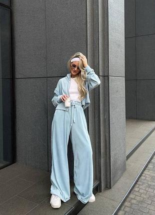 Велюровый спортивный костюм с укороченной кофтой на молнии со свободными брюками с карманами