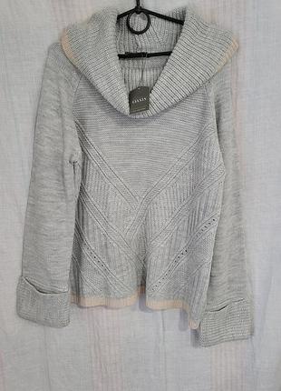 Тёплый свитер с красивым воротом