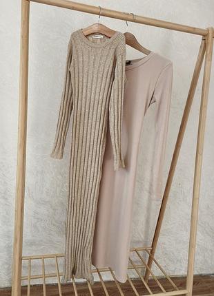 Платье с разрезом сбоку