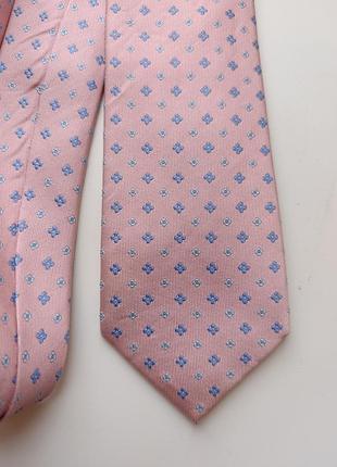 Шелковый розовый галстук.