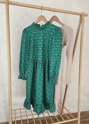 Зелена сукня в принт квітів з рюшами