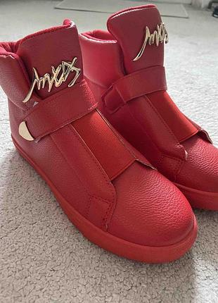 Высокие кроссовки р.37