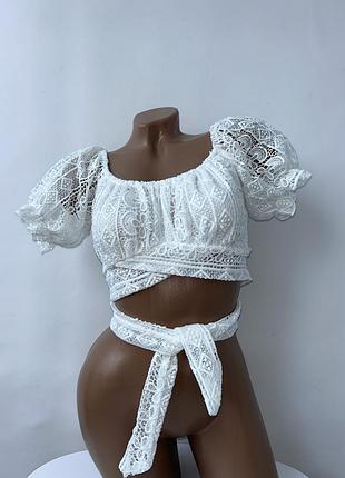 Укороченный кружевной кроп топ на завязках