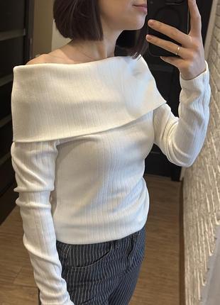 Светр з відкритими плечима
