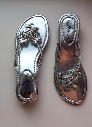 Женские серебристые шлепанцы в Вьетнамки на каблуке