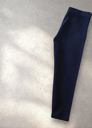 Укороченные темно-синие леггинсы