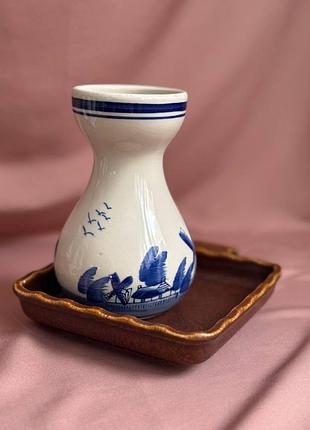 Вазочка порцелянова з класичним синьо-білим розписом у стилі delft / holland — з вітряками та пейзажними мотивами.