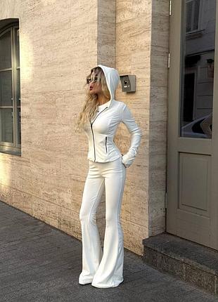 Білий велюровий спортивний костюм, чорний велюровий спортивний костюм