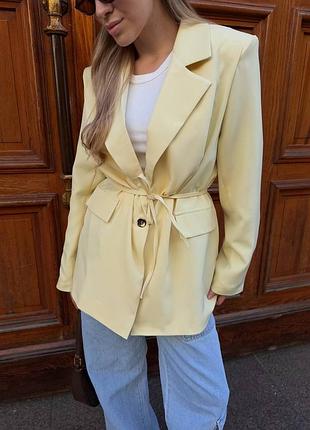 Жіночий стильний піджак подовжений прямого крою з поясом на підкладці блідо-жовтий 42-48