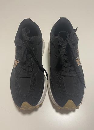 Кросівки з тигровим принтом