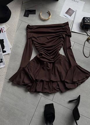 Ніжна жіноча сукня міні приталена з розкльошеною спідницею та довгими рукавами з відкритими плечина та драпіруванням на грудях