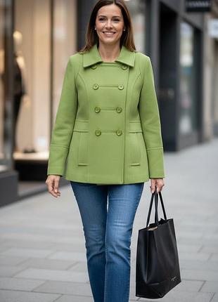 Пальто красивого цвета деми