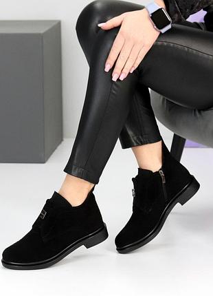 Чорні замшеві низькі черевики з еластичною вставкою у підйомі