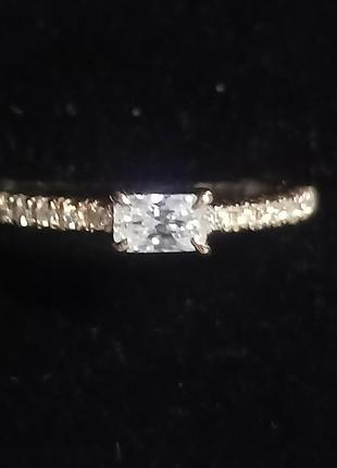 Трендовые колечко в розовом золоте с муассанитами