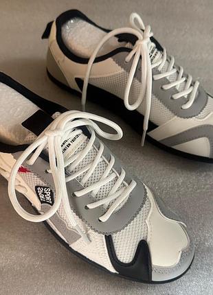 Кросівки легкі та зручні