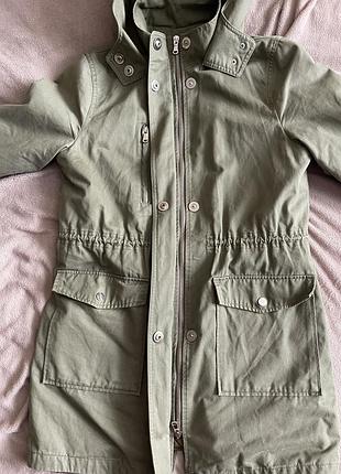 Практична та стильна парка у кольорі хакі, ідеальна для холодної осені та помірної зими.