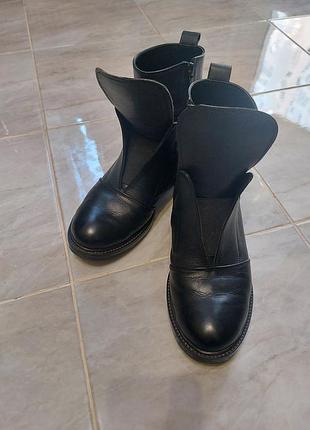 Продам жіночі шкіряні демисезоні черевички чорного кольору на змійці, 38 розмір