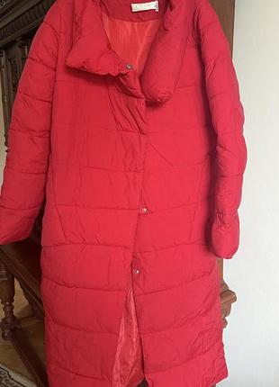 Яскравий червоний пуховик