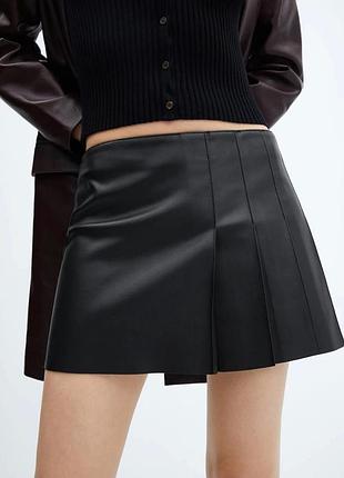 Чорна шкіряна спідниця міні наполовину плісе mango xs-s розміру