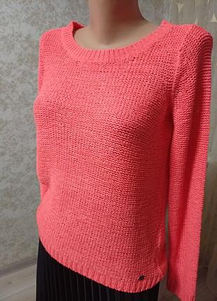 Жіночий яскравий світер