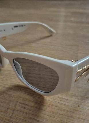 Сонцезахисні окуляри moschino у білій оправі
