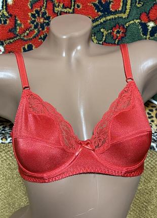 Гарний новий нейлоновий бюстгальтер ліфчик, з мереживом. чашка мʼяка на кісточках.