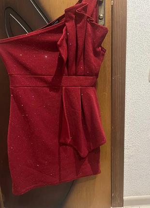 Блискуча сукня