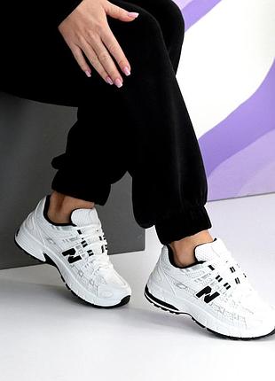 Зручні комбіновані білі кросівки у стилі спорт-шик