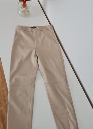 Штани zara з шкірзаму на флісі  бежевого кольору