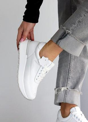 Базові натуральні кросівки