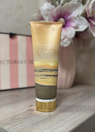 Парфумований зволожуючий лосьон victorias secret.