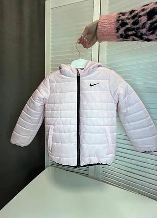 Светло-розовая куртка nike