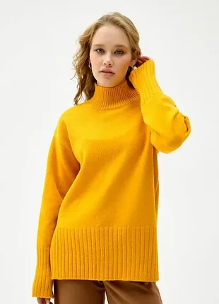 Жіночий помаранчевий светр оверсайз із високим коміром