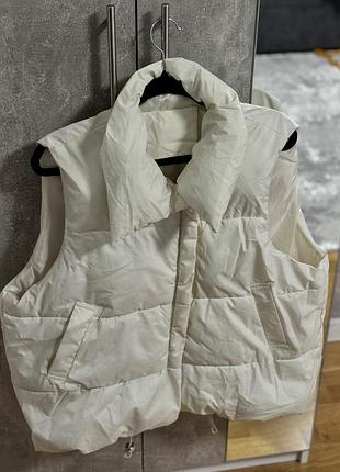 Жилетка жіноча молочного кольору