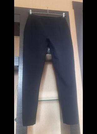 Женские черные трикотажные брюки с стрелками