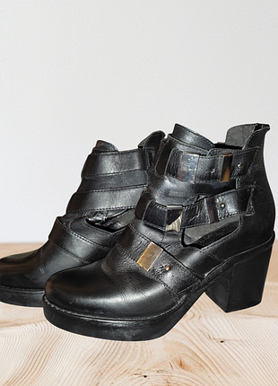 Стильные сапоги р.40