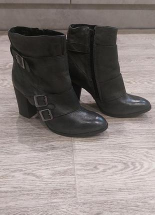 Женские кожаные ботинки.