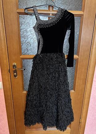 Сукня стандарт з вирізом