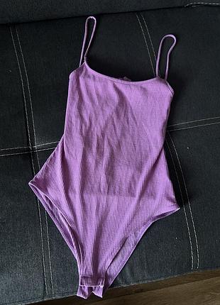 Ліловий бодік із ніжним, жіночним відтінком, що виглядає м’яко та елегантно.