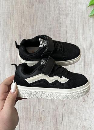 Чорні кросівки