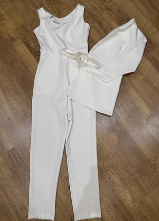 Білий, вишуканий костюм