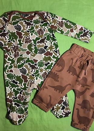 Чоловічок та штани з принтом дінозаври