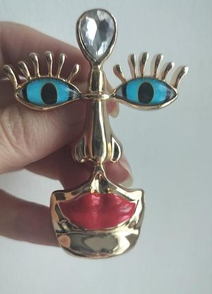 Стильна брошка обличчя у стилі скиапарелли, блакитні очі