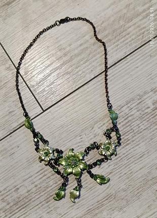 Металеве колье з зеленими квітами