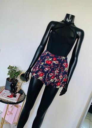 Легкі квіткові шорти h&m розмір xs (uk 6 / eur 32) віскоза