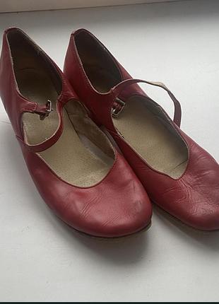 Червоні народні туфлі