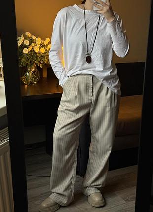 Світло-сірі брюки в смужку shein