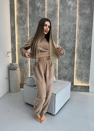 Костюм мейзі

💖мод: 7906
💖тканина: хутро тедді 
💖розміри: 42-46

ціна 800 грн 
для замовлення пишіть